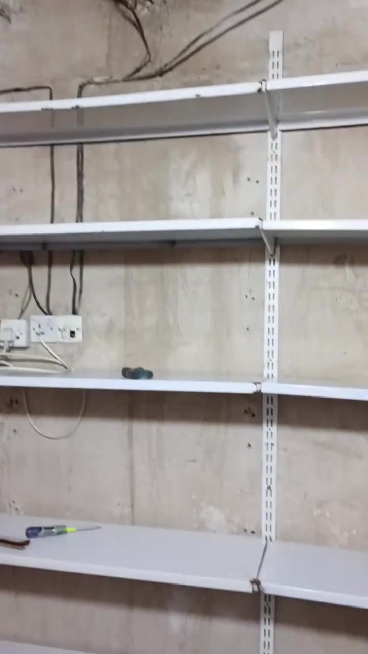 رفوف محل للبيع نضيفات كما موضح بلصوره وتجي وشوفهن بعينك 40 رفوف معى ستانات كامله وبالاضافه إلى 6 مساطر اضافيه سعر 150 وبي مجال بسيط جدأ ***********
