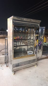 شواية دجاج ٨ شياش للبيع الشواية استخدام قليل كلشي شغال بيها 0772894443...