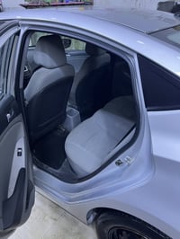 اكسنت 2016 سلفر محرك 1400 السياره جديده على وضع الشركه ماعدى جرد بيها ...