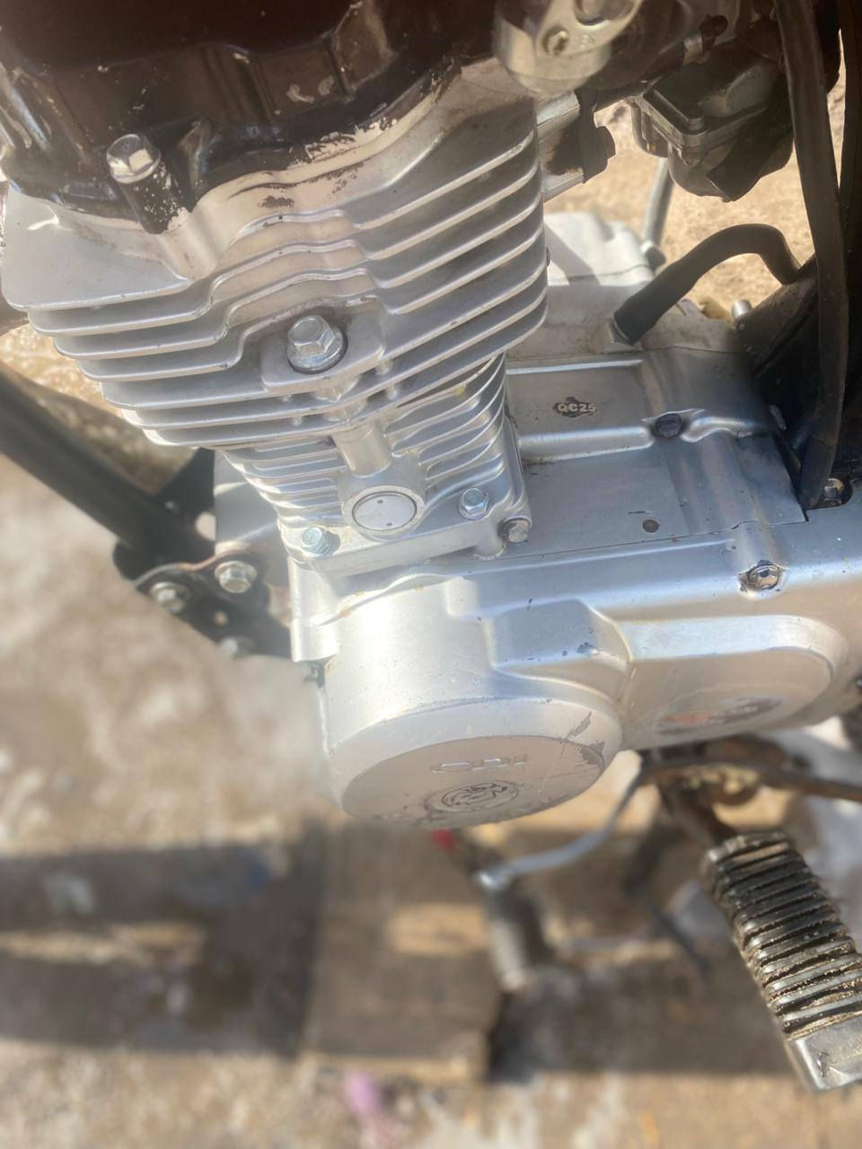 سلام عليكم دراجه ايراني للبيع ادوات مكفوله من السرقه دراجه تخبل شلعه ومعدل محرك ناعم ماينسمع اريدها ب 375 وبيها مجال مكاني بصره الجزائر رقم ***********
