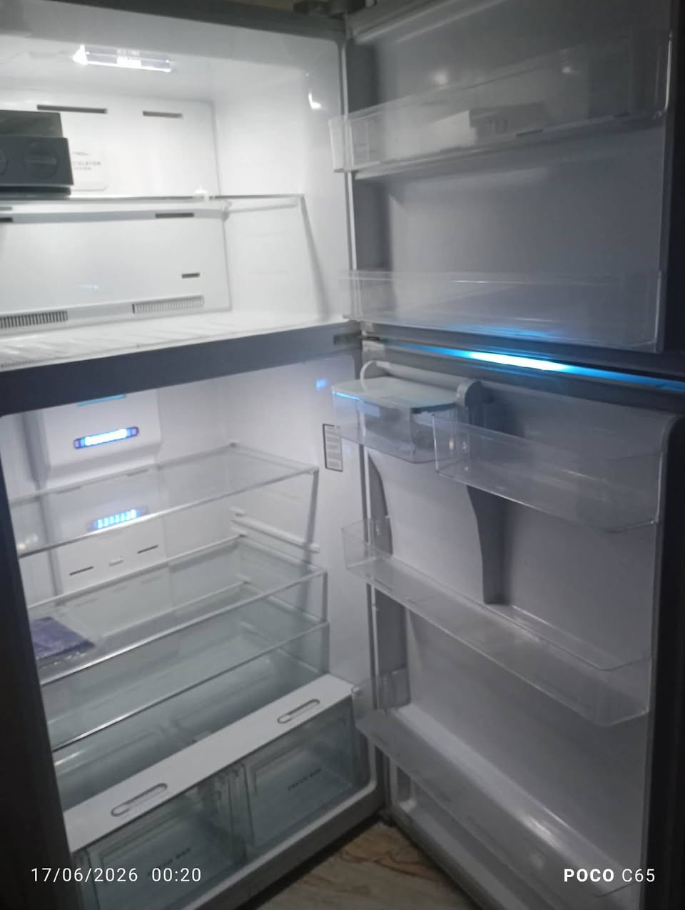 ثلاجه. البيع 30قدم جديده ستخدام شهر فقط ضمان.الشركه موجود بيها ***********واتساب بغداد
