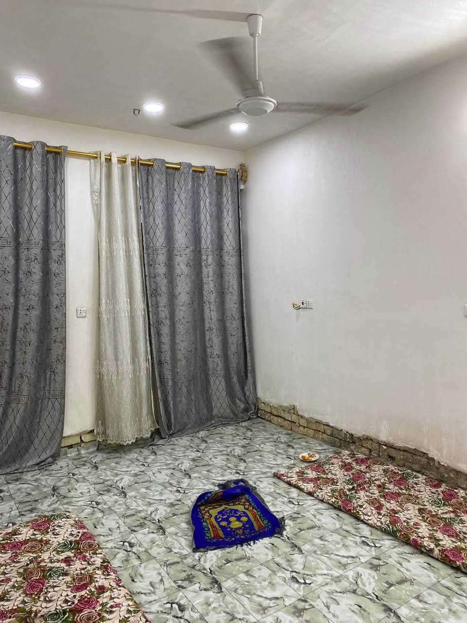 إسلام عليكم البيت البيع سند الأرض زراعي مساحة 100 متر 5*20 موقع لبيت خلف معمل الغاز البيت بي نقوصات سعر 55مليون وبي مجال تواصل على هذا رقم ***********
