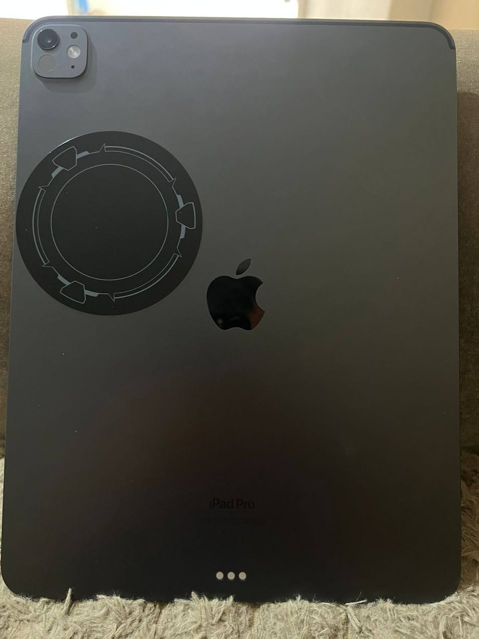 السلام عليكم 
عندي ايباد 11 m4 حجم 13 اكبر حجم نموذج m... بطاريه 92 ... عدد دورات الشحن189... الذاكره 256... بعده بالمضان لحد 2026/8/3 يعني 4 اشهر بعدله ضمان الشركه 
الشغلات المتوفره ويه الايباد 
1- جنطه ايباد اصليه داخلها فرو غير 
2- لزكه شاشه مات اضافيه احتياط اصليه
3- كفر اصلي من شركه KAKU
4- فريز اصلي 
5- الكارتونه والشاحنه مالته كامله
يعني جاهز من كلشي 
مثل ما موضح بالصور الجهاز نضيف كلش 

العنوان بغداد شارع فلسطين تجي تاخذه من بيتي 
 متوفر واتساب وخط مفتوح ***********
السعر1300 وبي مجال بسيط حك الجيه
