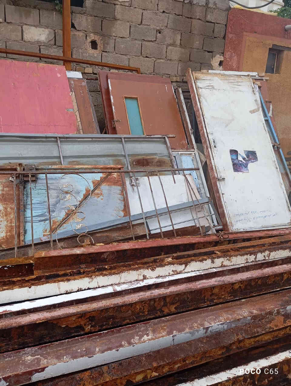 بيبان حديد وخشب شيلمان مفقسه سقيفه شبابيك حديد 
العنوان المجر الكبير 
السعر خاص

***********
