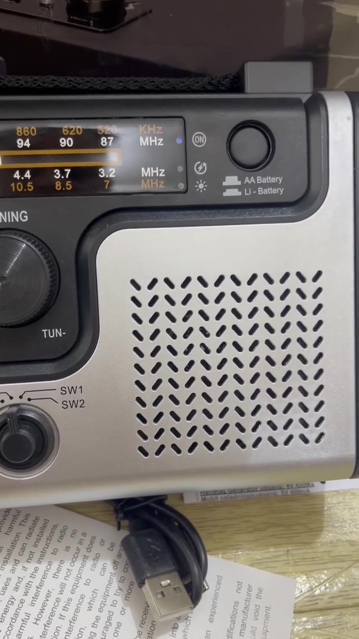 راديو طوارئ محمول متعدد النطاقات يدعم موجات AM، FM، و SW.يحتوي على خيارات طاقة متعددة بما في ذلك البطاريات الجافة والبطاريات القابلة لإعادة الشحن.يمكن شحنه بواسطة الطاقة الشمسية أو من خلال تدوير الذراع اليدوي (دينامو).يتضمن ميزات إضافية مثل مصباح يدوي LED ومنفذ USB لشحن الهواتف المحمولة.


**إذا كنت صاحب هذا الإعلان وتريد حذفه لأي سبب، رجاءا أرسل رسالة إلى الدعم الفني**