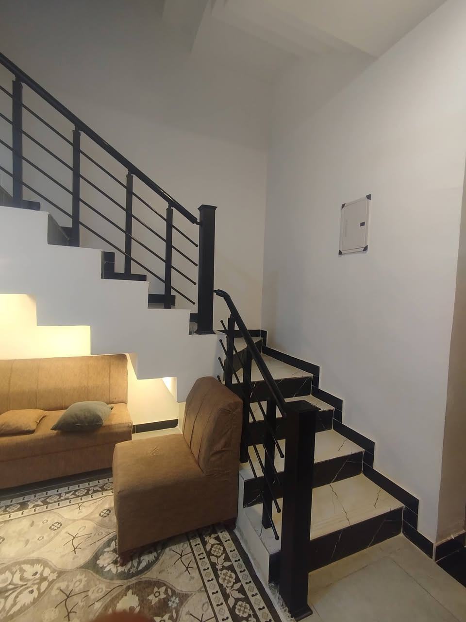 للبيع
بيت مساحة 100 متر مربع مدخلين واجهه 7.2 ونزال 14 متر 
بناء جديد . زراعي الجبور المنطقه اللي مقابل جامع الحميد المجيد اللي صاير نهاية الحمدانيه .
الطابق الارضي 
يحتوي على مطبخ 4×.3.2 معزول
استقبال  5×3.2 معزول
غرفة نوم 6×3.2 متر
هول داخلي 4.5 × 3.5 
مجمع صحيات متكامل يحتوي على لوندري + حمام معزول + تواليت معزول 
------------------
الطابق الاول 
يحتوي على 3 غرف نوم 
هول مساحة 3.5 × 4 
بالكون يطل على الغرفتين الاماميات
-----------------
الطابق الثاني 
بيتونه + مخزن 
-----------
تاسيس السبالت كل البيت بمنظومة سبالت 
السطح شتايكر 
ارضية كل البيت بورسلين 
واجهة البيت فوم تركي 
كل البيت مصبوغ صبغ بلاستيكي 
الابواب الداخليه الخشب التركي
السعر المطلوب 140 مليون
***********
