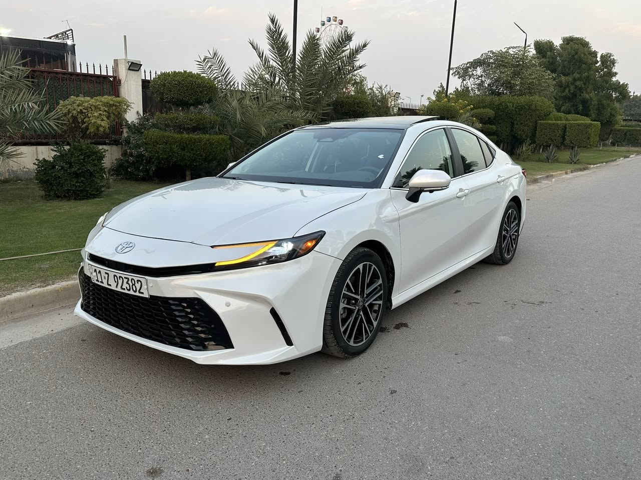 السلام عليكم 

كامري هايبرد 

وارد امريكي

‏xle 2025 
‏1/1 فول الفول
مكينة 2500
ماشيه 7 الف 
بانوراما سقف كامرات عدد 4 محيطية هيد دسبلاي عالجامة الامامية

سستم صوت 9 سماعات ودمام خلفي JBL
كشنات امامية تبريد + تدفئة 
حساسات اماميه وخلفية وحساس تايرات
كشافات اماميه 

 رادار امامي 
نقط عمياء جانبية رادارات خلفيه
لايتات امامي وخلفي لد مري كهرباء

دخول ذكي بدون بصمة 
بصمة تشغيل وصندوك 
تشغيل بصمة وتشغيل عن بعد ابواب بصمة
ترحيب من تقترب للسياره 

قيادة اليه كروز مثبت سرعة
لايت امامي اوتو  3 انظمة قيادة ايكو نورمال سبورت سايد بريك بصمة 

شاشة كبيرة  تبريد بيانو 
قطعتين تبريد  كشنات اماميه كهرباء 
لدات بالدشبول والبوب 

شاشة لمس مع عرض الاعطال
اوتو هولد نظام استشعار البريك التلقائي
‏CarPlay /بلوتوث/ اواكس

وباقي المواصفات المعروفة

حادث تعديل بارد بلبنيد 

مواصفات السيارة فول الفول اعلى فئه
السعر 275$
مكان السيارة بغداد حي الجامعه 
تلفون  ***********
