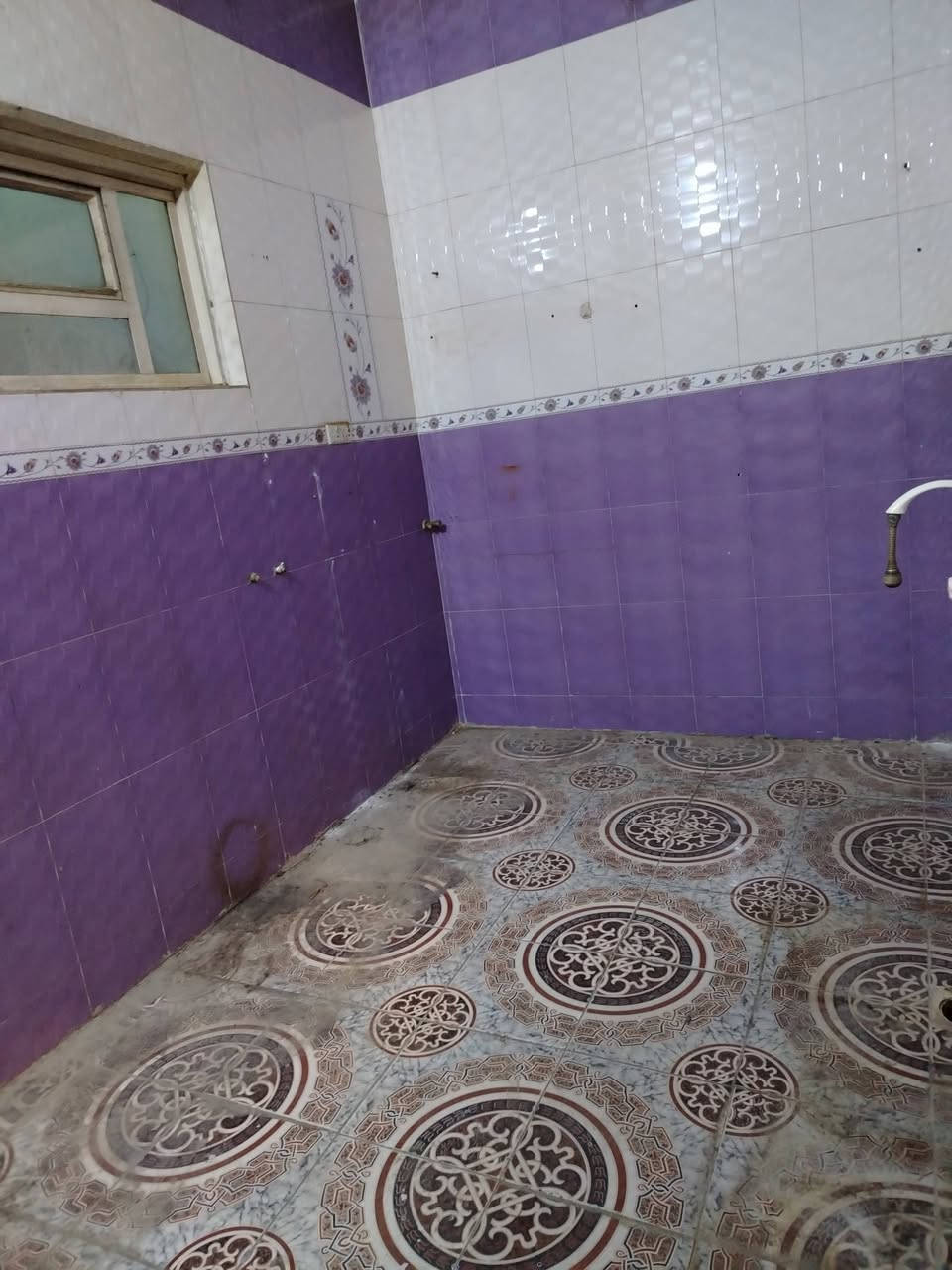 بيت الإيجار غرفتين وصاله كبيره ومطبخ حمام ومغاسل مشترك البيت ارضي المكان الثوره خلف مجمع روما قريب على الشارع الاتصال على الرقم ***********
