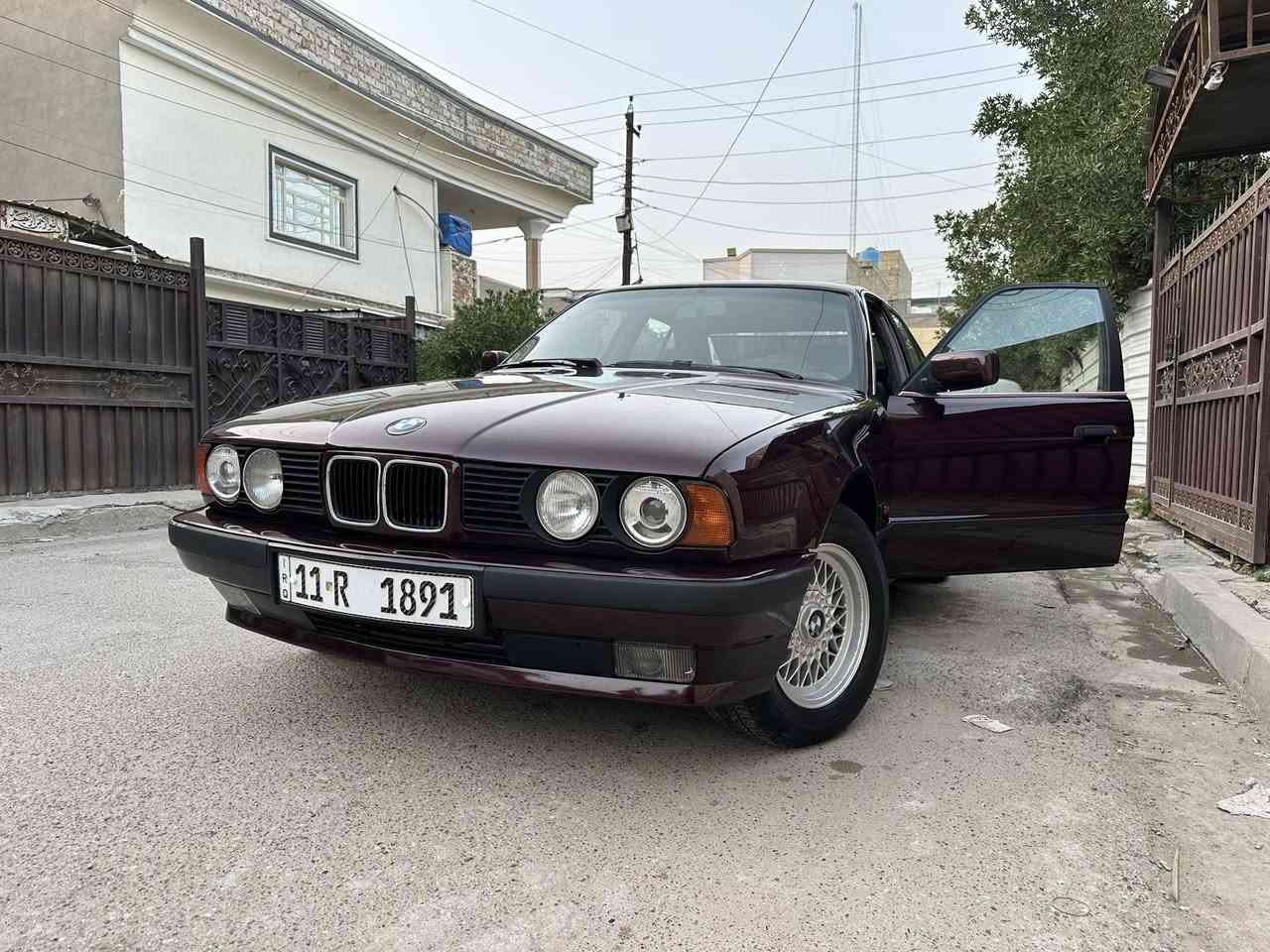 السلام عليكم للبيع
520 مسكر اصل 520  كير عادي
موديل 1992 السياره مصبوغه عام للجماليه 
مكفوله من خياس من كلشي 
كير جديد شاده غرفه جديده 
برده خلفيه 
مكينه ناعمه انسه شي اسمه صرف بانزين متصرف نهائياً 
عربانه خلفيه كامله مبدله 
تخم ويل خليه اصلي 
سلايت سياره 
سياره حلوه كلش
رقمهه مميز 
سياره مصارله سبوع من طلعت من صبغ 
باسمي السياره تحويل ثاني يوم 
السعر خاص 
***********
