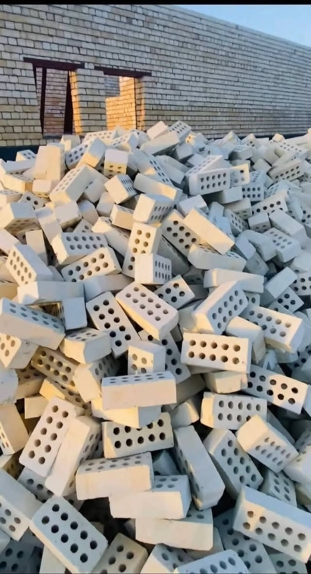 السلام عليكم طابوك معامل النهروان جمهوري قوة ومتانة وركن عدل وخالية من الملاح العدد 4200عدد مضبوط طابوك شرط المكلاب وتوصيل لكافت مناطق بغداد وبسعر مناسب رقم الهاتف ***********
