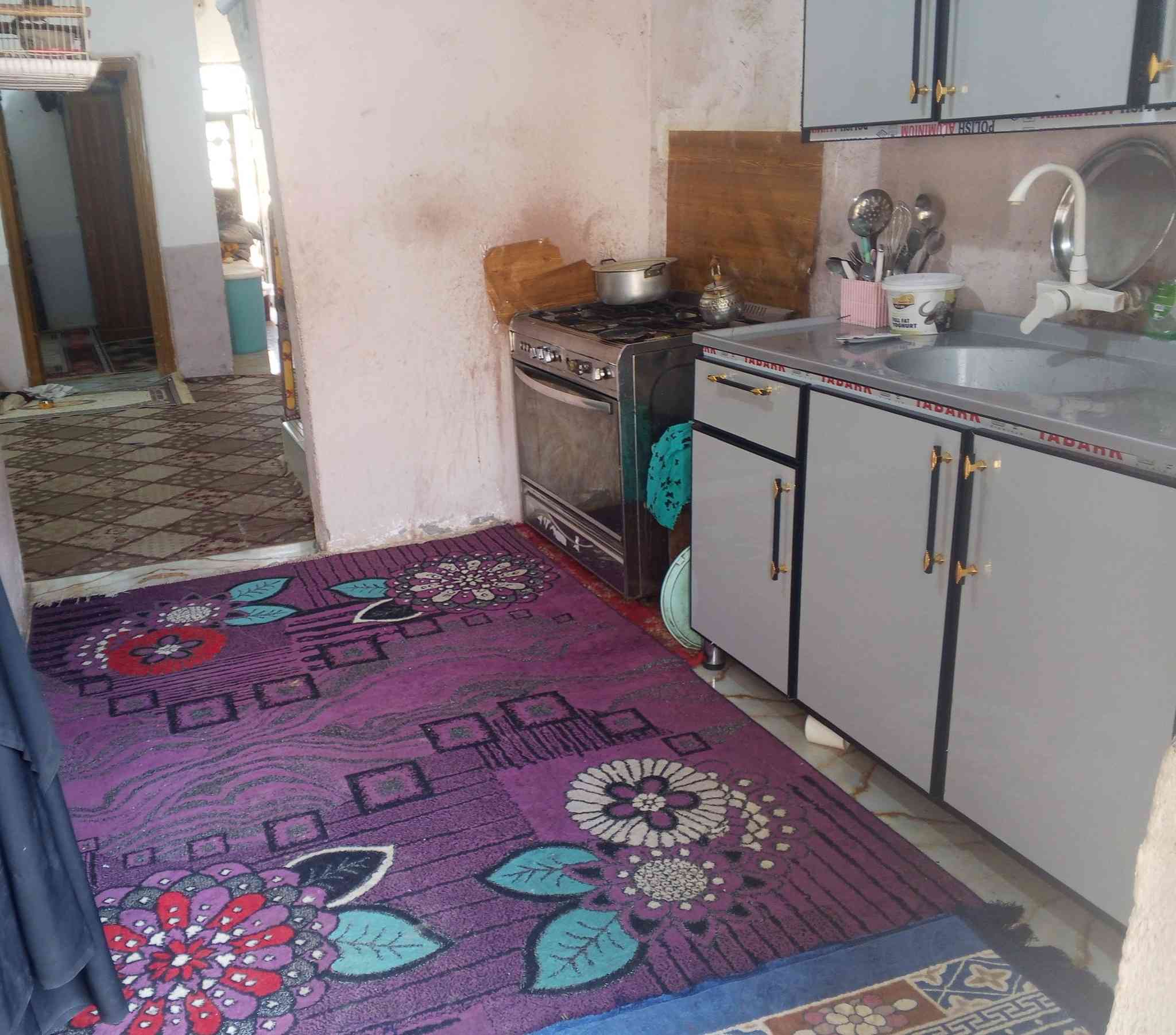 بيت للبيع
موقع كربلاء طويريج حي سلام مقابيل طاقه 
ماسسه بي كهرباء  مجاري و مي كامل 
بي ستقبال ووهول و غرفتين فوك و جوه و مطبخ و حمامات 
مساحه 150م  
رقم الهاتف ***********
