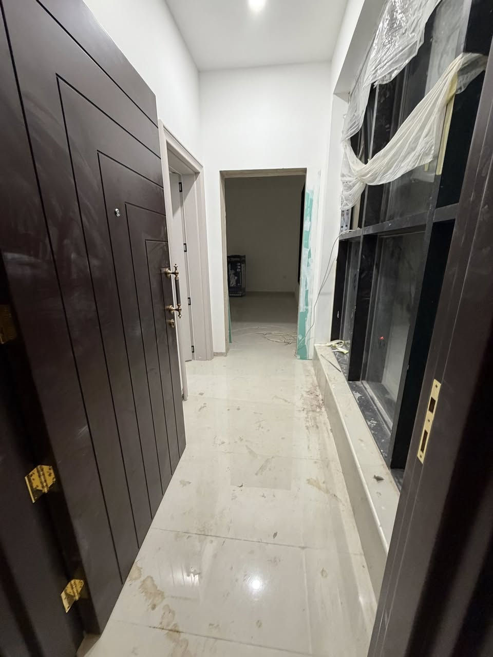 سلام عليكم
توجد شقق لليجار داخل مجمع الضابط السكني تتكون البناية من ١٢ شقة سكنية للعوائل فقط تتوفر شقق من غرفتين نوم سويتات وصالة ومطبخ وتتوفر شقق من ٣ غرف نوم سويتات وصالة ومطبخ 
شقق ام ٣ نوم اجارهة ٨٥٠ الف قفل 
الشقق ام ٢ نوم اجارهة ٨٠٠ الف قفل 
الشقق مئثثة سبالت وكاونترات البناء حديث جداً 
البناية بيهة كراج طابق ارضي وبيهة مصاعد 
الاستفسار 📞   ***********
