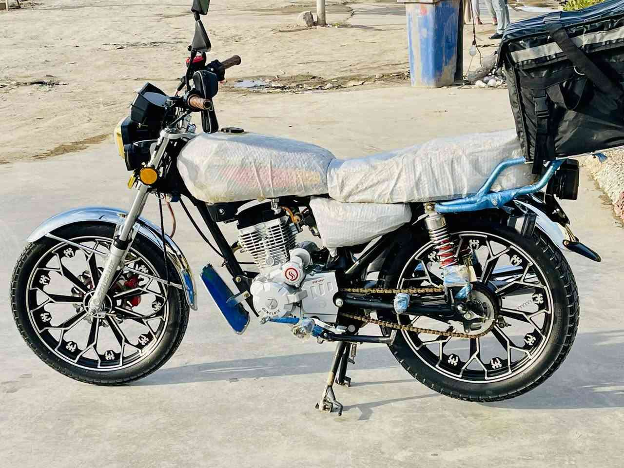 السلام عليكم للبيع دراجه سافان سونك موديل 2025 بصمه تشغيل عن بعد الدراجه خير من اللّٰه ونضيفه مكفوله اوراقه سكنر كامله السعر 950وبيه مجال لشراي ٠٧٨٨ ٥٨٦٠١٩٦ مكانها حصوة اسكندرية
