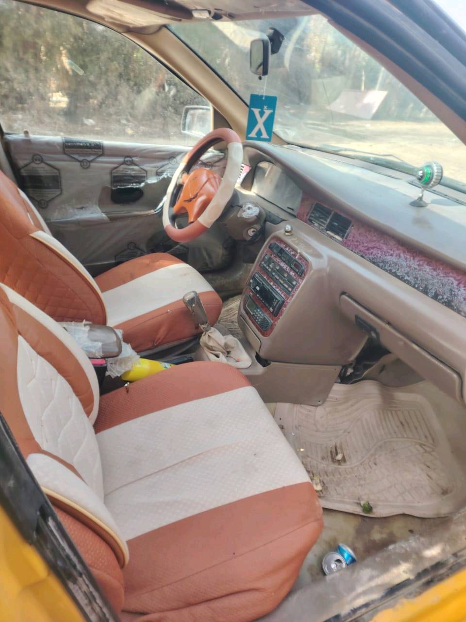 سيارة صالون صفراء اللون بحالة جيدة. السيارة تحتوي على مقاعد جلدية وحوض قيادة مكسوة بنفس اللون. السيارة مثالية للاستخدام اليومي أو للعمل. بها مساحة جيدة في الداخل ومجهزة بوسائل الراحة الأساسية.