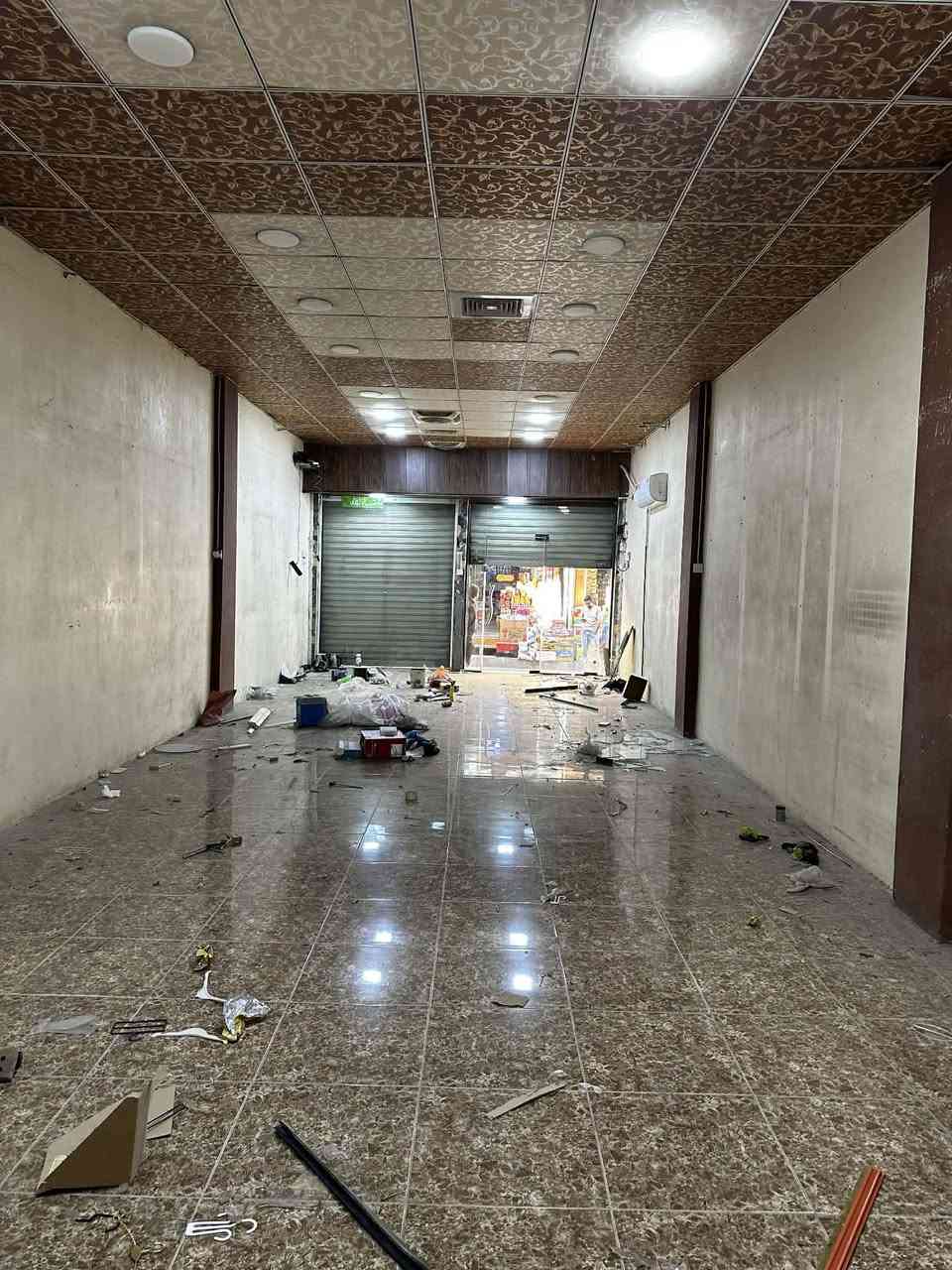 للايجار الفرع الثاني الرابط بين شارع السينما وشارع مكينة الثلج
موقع حيوي وسعر مناسب 
يتكون من بابين مفتوح من الداخل يعني قاعه ب. اعتبار 
يصلح لجميع الاعمال ممكن تفتح بي لان الشارع عباره عن ممر لجميع الفئات ومكتظ جدا بالماره 
رقم صاحب المحلات بالقطعه 
وهذا الرقم بي واتساب 
+964 751 213 0415
***********
