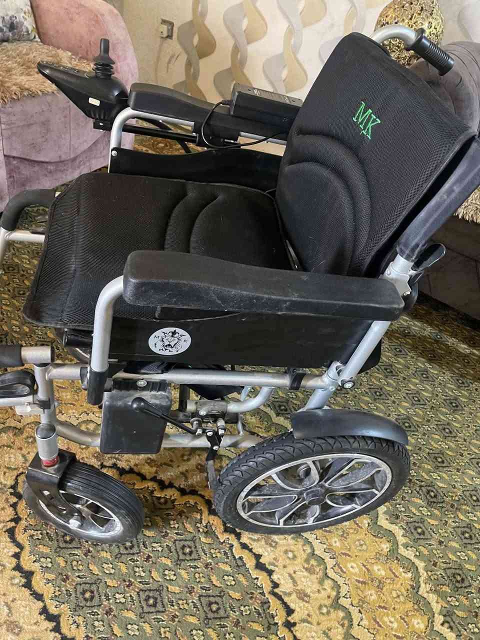 عربانه للبيع كلش جديده هيّا وشاحنته محد كاعد بيها شركة MK Mobility / MK Battery: وهي واحدة من أشهر الشركات العالمية المتخصصة في تزويد وتصنيع أنظمة الطاقة والبطاريات للكراسي الكهربائية، الهيكل (Frame): مصنوع من الألمنيوم الصلب وخفيف الوزن (Aluminum Alloy)، وهو مصمم ليكون قابلاً للطي بسهولة ليوضع في صندوق السيارة. منظومة التحكم (Joystick): يحتوي على ذراع تحكم ذكي (عصا تحكم) مثبتة على مسند اليد الأيمن (ويمكن نقلها لليسار)، وتحتوي على أزرار للتشغيل، بوق (هرن)، ومؤشر للسرعة والبطارية. المحركات (Motors): يعمل بمحركين خلفيين (غالباً بقدرة 250 واط لكل محرك) متصلين بالعجلات الخلفية مباشرة. عجلات خلفية كبيرة الحجم مفرغة ومقاومة للصدمات لتوفير ثبات عالي.
 عجلات أمامية عريضة لسهولة المناورة والدوران في المساحات الضيقة.
 مساند أقدام (Footrests) قابلة للطي أو الإزالة لتسهيل عملية الجلوس والنهوض. الأمان: مزود بنظام مكابح كهرومغناطيسية (Electromagnetic Brakes) تقف تلقائياً بمجرد رفع اليد عن عصا التحكم لضمان عدم انزلاق الكرسي في المنحدرات.


**إذا كنت صاحب هذا الإعلان وتريد حذفه لأي سبب، رجاءا أرسل رسالة إلى الدعم الفني**