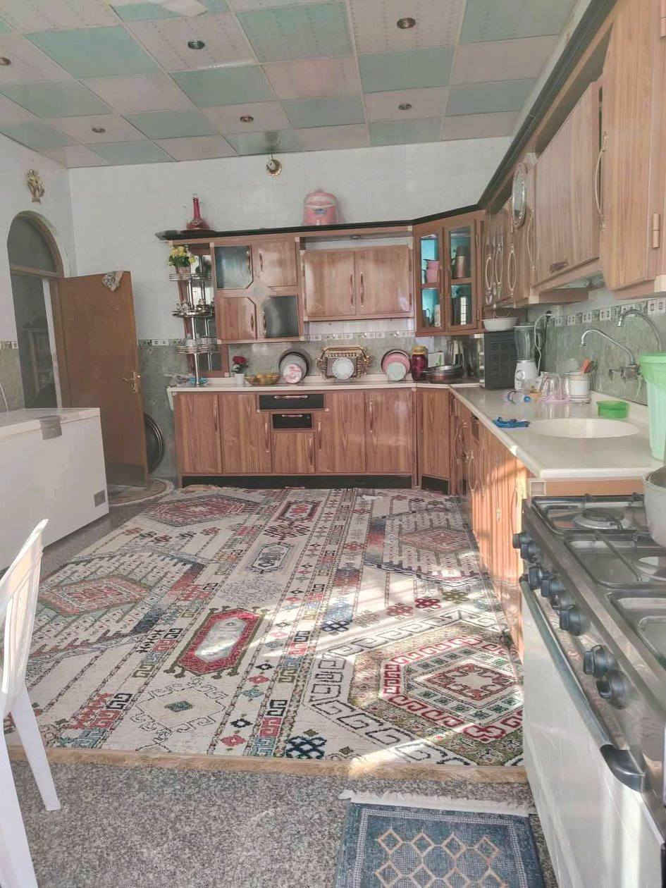 آللهم صل على محمد وآل محمد 
بيت للبيع المساحه 330متر طابو صرف طابقين الطابق الأول يحتوي على غرفتين واستقبال ومطبخ وصاله صحيات الطابق الثاني يحتوي على 3 غرف ومجمع صحيات البيت نظيف ومرتب العنوان كربلاء طويريج حي الجمعيه شارع الملاعب السعر خاص للإستفسار اكثر الأتصال على الأرقام الموجوده  ***********
