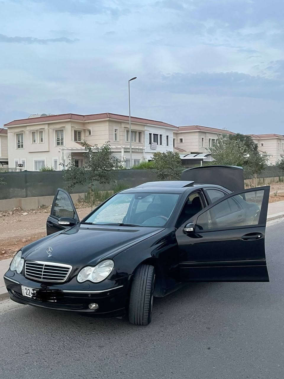 مارسیدیس 320  مۆدیل 2004   کیرو مە کینە بە شرت  3 پارچە سبوغ بێ شورێێ  رە قە م و سنوی نوێێە  فول فوله  هه رچوار تاییە ی نوێیە رە قەم ساحێب *********** أربيل, العراق
