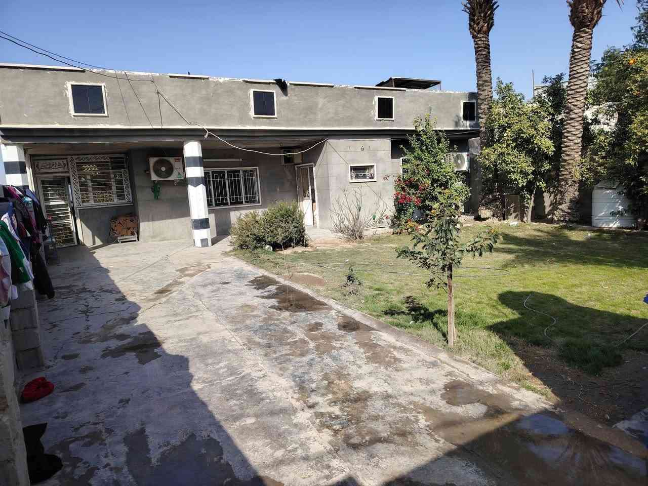 سلام عليكم دار للبيع مساحتة 350يحتوي غرفتين نوم ومطبخ حار وبارد وستقبال وهول كبير مكاني في قريت شنتر والمنطقه خدمات كاملة تبليط مجاري كهرباء مي استفسار على هاذ الرقم ***********و***********
