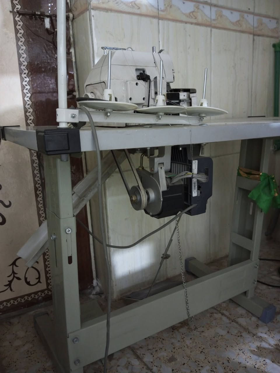 مكينه أوڤر 5خيوط صناعيه للبيع السعر  350 بيها مجال للشراي الاتصال ***********
