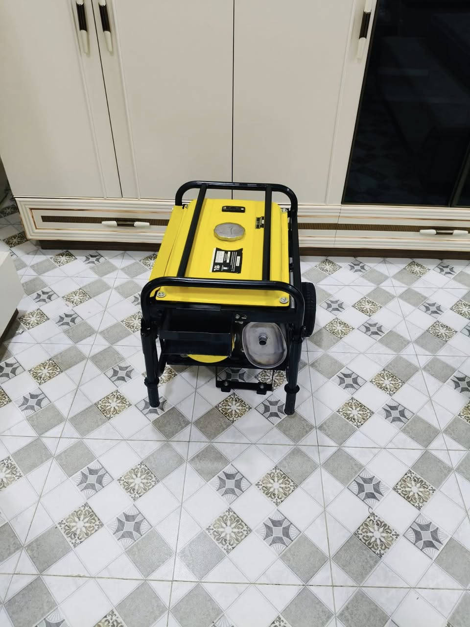 سلام عليكم مولده استرا ام الذيب الباب الاول بانزين.3ونص كيفي 15امبير ملف نحاس . الحجم الكبير . مولده كلش نضيفه مشتغلا سبوعين فقط بلاديه مداخله اي تصليح نكره بالتشغيل السعر 200مكاني  بغداد الشعب ويوجد خدمه توصيل لرقم الهاتف***********
