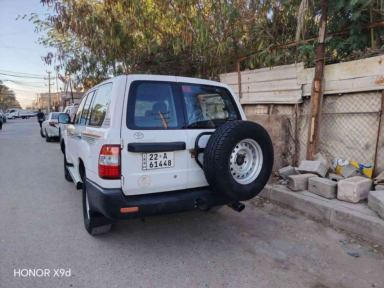 يالله السلام عليكم اخوان لاندكروز مونيكا موديل 2000 محرك وكير عادي سياره جديده وأي نقص مابيه فور ويل شغال تخم تاير تبريد ثلج منضومه جديده السيار كفاله عامه فقط نصف جاملغ امامي صبغ فقط سعر 125 وبيها مجال للشراء مكاني بغداد الرصافة رئاسة العبيدي ترهم مراوس حسب القناعه وتحياتي للجميع  رقم الهاتف *********** ابو جعفر
