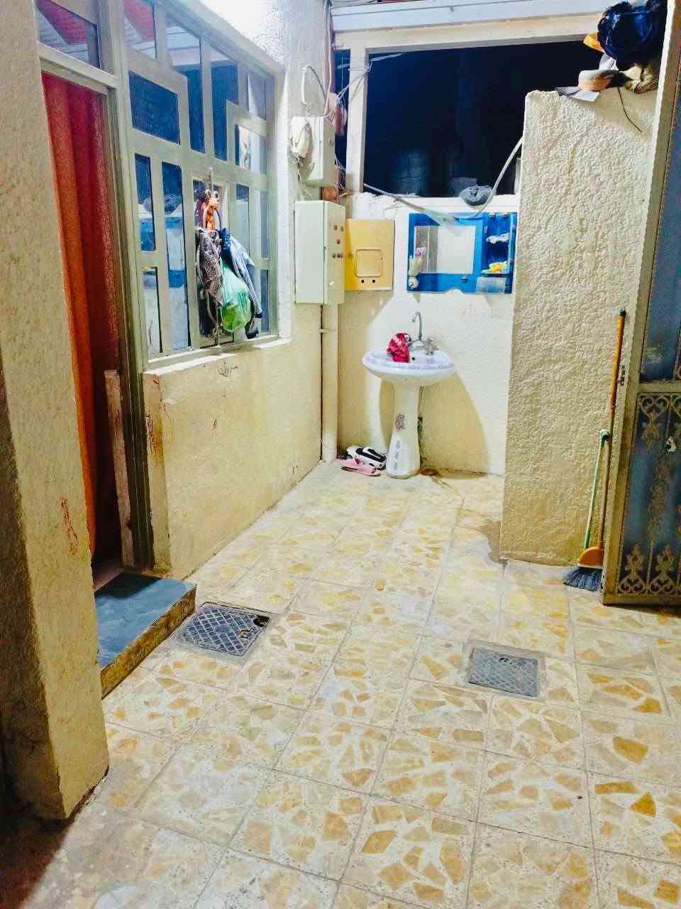 السلام عليكم
دار 110متر للبيع اساس تجعيب بناء بلوك سقف عكاده يحتوي على غرفه وصاله ومطبخ واستقبال وحمام داخلي وخارجي تشاريف سطح كامل 
العنوان/كوفه/شارع المطار القديم /الفرع المقابل اسواق عسوله يبعد عن الشارع 40متر

السعر: (32)وبي مجال
للاستفسار مكتب المهندس 
***********
***********
