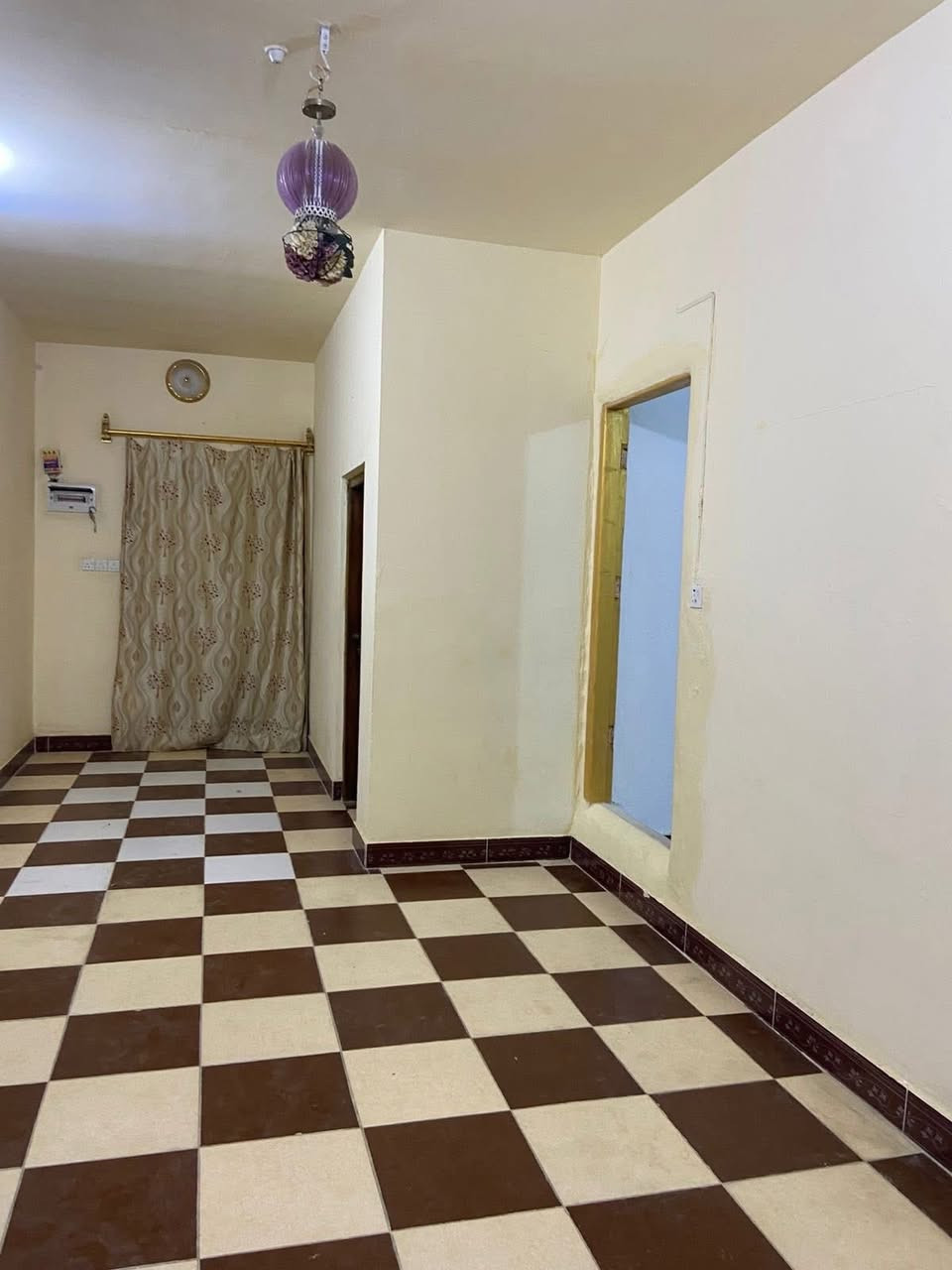 لام عليكم دار في حي السلام (الشيشان ) الاولئ مساحته ٢٤٠ متر داخله سويت منفصل وبي مشتمل خارجي  معزول يحتوي علئ صحيات عدد٣.  غرف نوم ٥ ستقبال  + صاله ومطبخ   وكراج كبير لسيارت  مساحته جبيره وبناء حديث  موقعه حلو مقابيل ساحه   اللستفسار ع الرقم‭٠٧٧٠ ٨٠١ ٠٤٨٤‬
