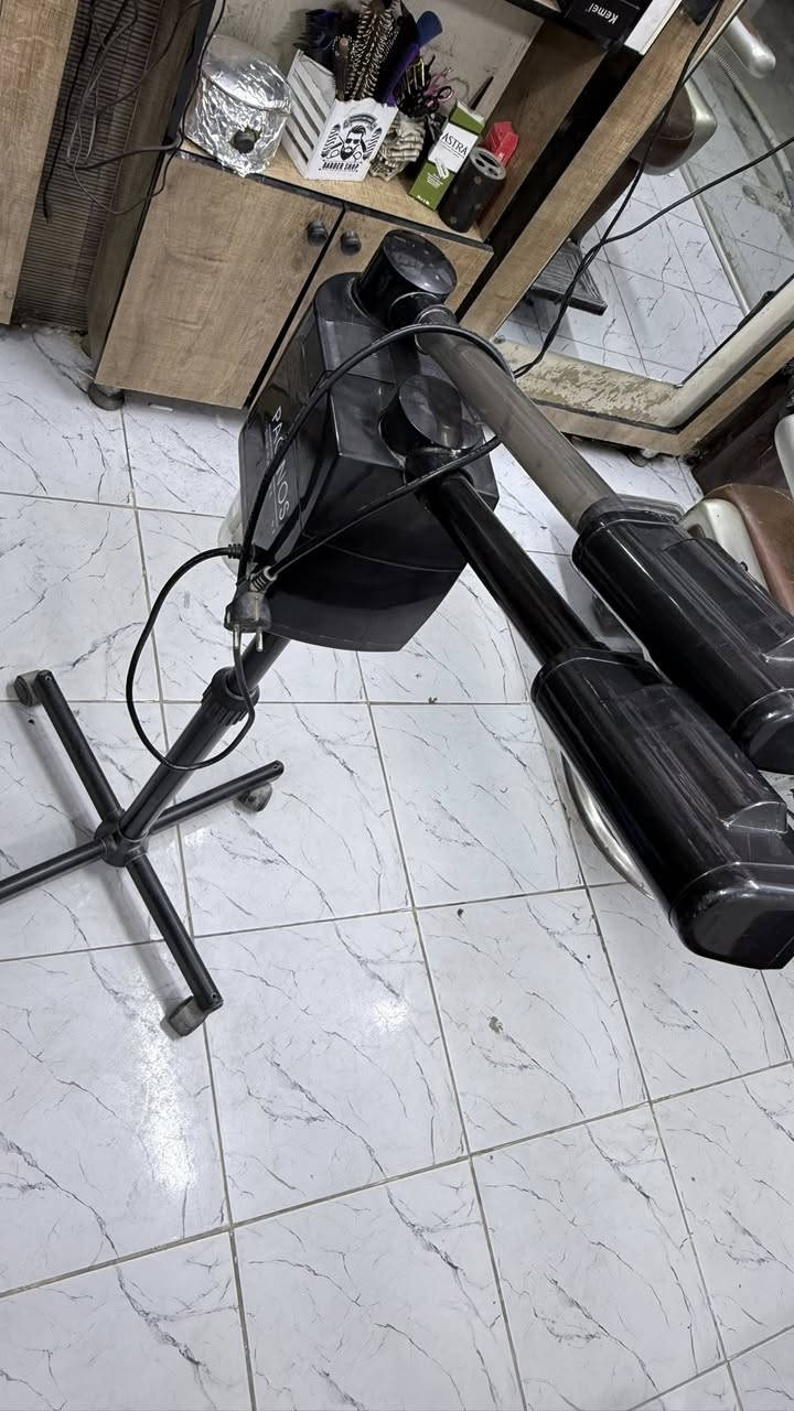 سلام عليكم جام خانه عرض 2/87طول 2/50.     براد كراسي ثنين جام ثنين ميز وسط جهاز بوخار برته جام خانه 2متر مغسله  تخم ثنين واحد منهم مكسورن الرجل للمعلومه الميوزه بدون غراض بس خشب  ومرايه ابيعلك ما ابيع مفرد ابيعه كله سعر 800وبي مجال ***********
