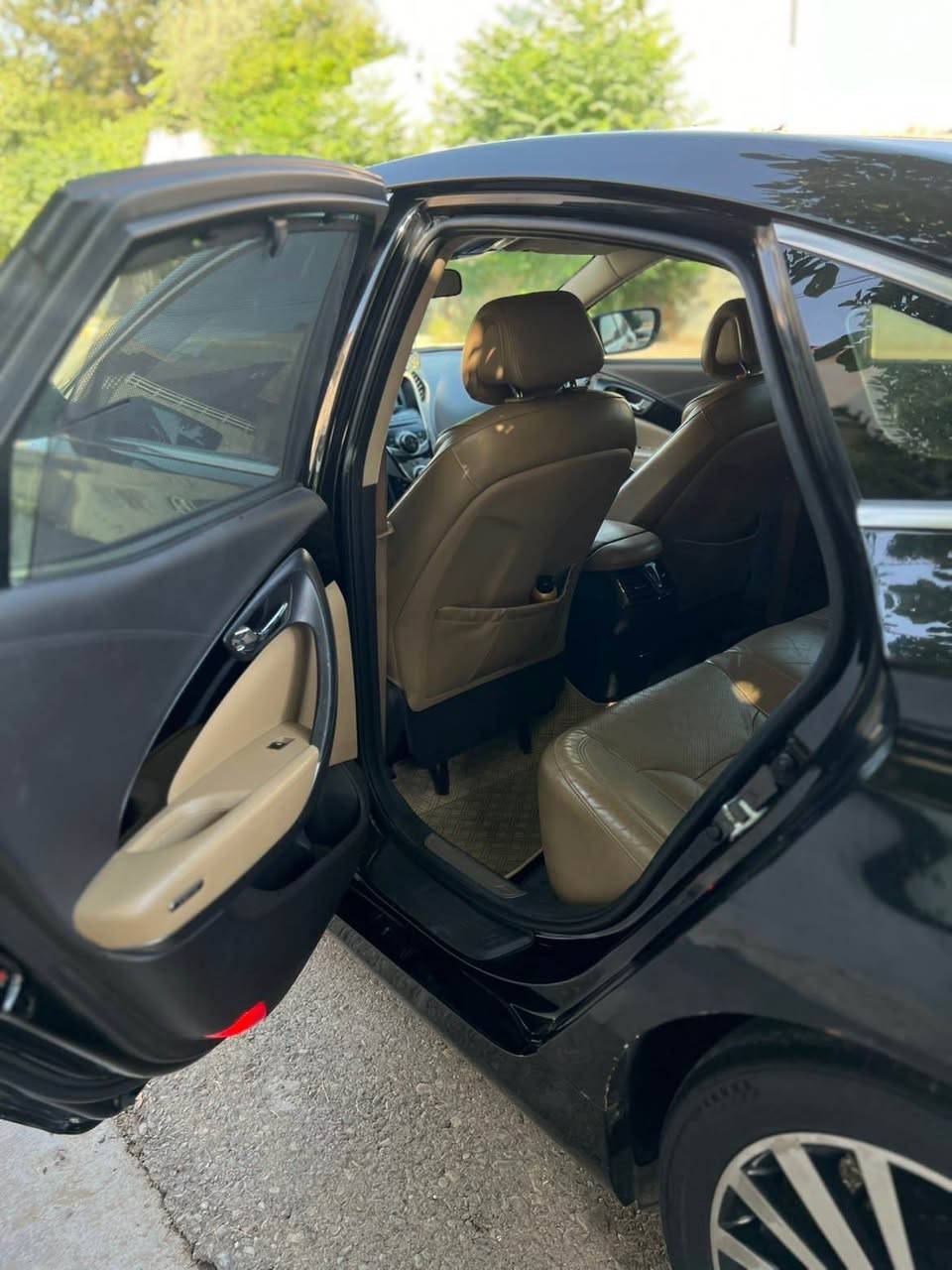 هیوندای ئەزێرا 2012
بێ بۆیاخ
شەش بستۆن
زەمان گێر و مەکینە
- بەسمە
-  کوشن جلد و کارەبایی
- سوکان ڤۆلیۆم
- کوشن هیتەر
- رادار 
- Auto Hold
- برێک دوگمە
- پەردە بیلادی
- تایە و ویلی2022 ی لەسەرە

*********** السليمانية, العراق
