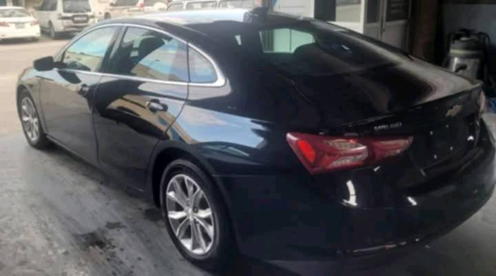 سيارة شيفروليه ماليبو، موديل حديث بحالة جيدة. الداخل أنيق ومريح باللون البني. هناك بعض الأضرار الواضحة في مقدمة السيارة كما هو موضح في الصور. السيارة تعرضت لحادث وتم إعادة ترميمها جزئيًا. مناسبة للاستخدام العائلي أو الشخصي بعد إجراء الإصلاحات اللازمة. للاستفسار، الرجاء التواصل للحصول على مزيد من التفاصيل.