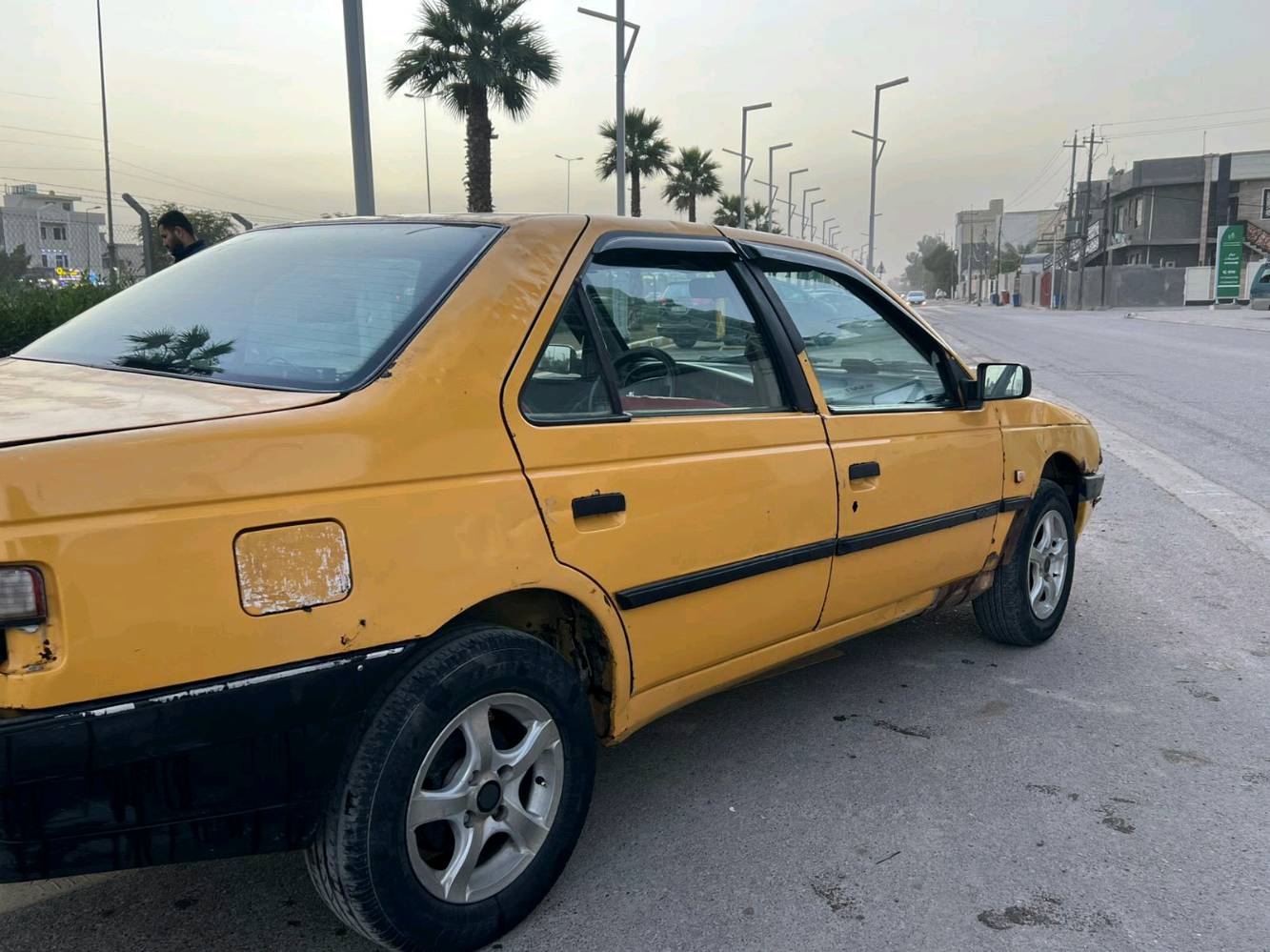 سيارة بيجو قديمة لونها أصفر، مناسبة للمشاوير داخل المدينة. الداخلية نظيفة والمقاعد مغطاة، وتوجد بعض الخدوش على الهيكل الخارجي. البيع لأعلى سعر ومكان السيارة ببغداد.