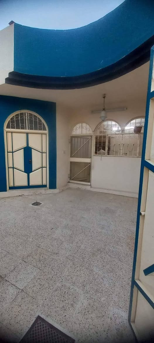 🏠مكتب ابو شمال للعقار 🏠 دار للبيع في حي الصديق الاولى خلف الشارع العام سايدين الصديق 

✴️ مساحة 150 متر واجه 7.5 طابق واحد بناء 2010 

✴️ يحتوي على غرفتين نوم . هول . استقبال . مطبخ . مغاسل . بيتونه كراج . حديقه 

✴️ شرط التحويل مكاتبه مع الشرعي اتجاه شروق شارع تبليط 

                               السعر 175 مليون  
***********
***********    
***********
