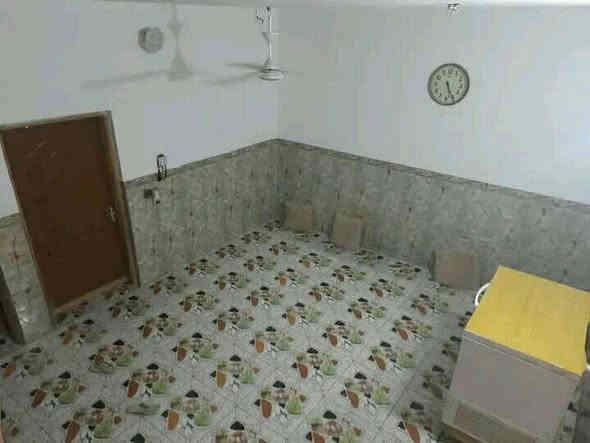 السلام عليكم. بيت للبيع بحي الحكيم قريب م̷ـــِْن جهه الدبيه. مساحه 160 متر. مكون م̷ـــِْن عرفتين مساحه الغرفه الواحده 4x4. وهول واستقبال ومطبخ وصحيات نزال البيت 20 مبني م̷ـــِْن البلوك مبيض اساس طابوك.  السعر 34 وبي مجال..  للاستفسار  ***********
