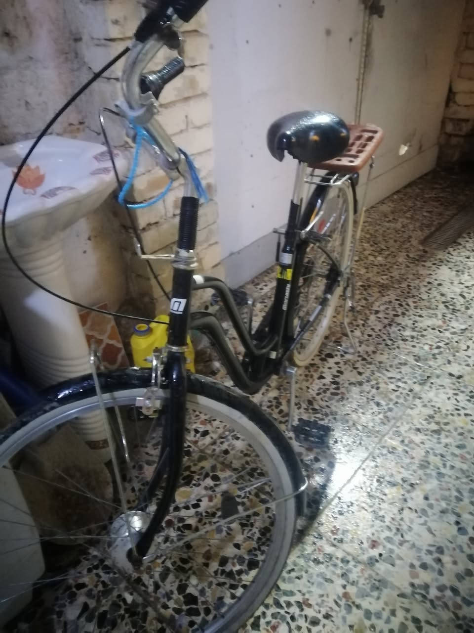 سلام عليكم بايسكل بطه لون اسود جديد بمعنه  بايسكل ربع ماتذب علي تايرات ابو الخط لابيض سعر البايسكل ١٠٠ وبي مجال للطيبين مكان بغداد حي اور متواجد خاص لاستفسار رقم ***********
