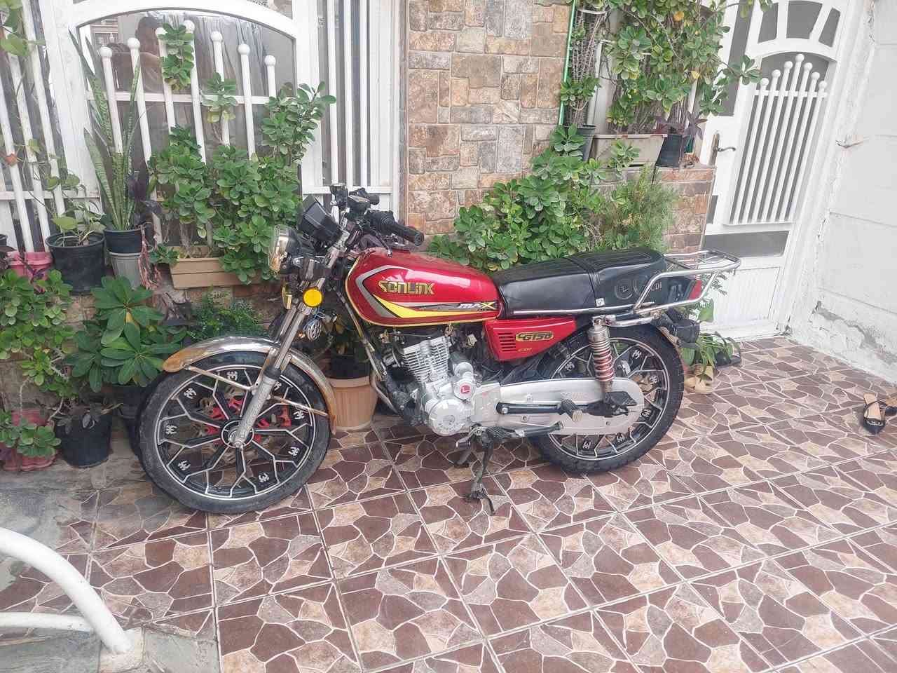 السلام عليكم .. دراجة سولننك ايراني موديل 2024 مكينة  5 كير 150cc الدراجة خير من الله كل كهربائياتها و امورها شغالها و ترايك بيها للبصرة .. بيها بداية تبخير .. السعر 450 وبية مجال بسيط حك جيتك ***********
