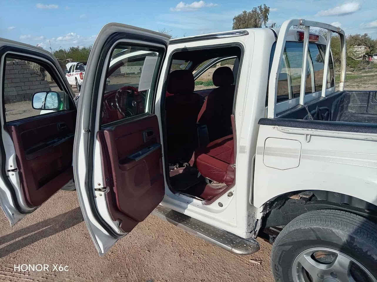 سلام عليكم  كريت ويل 2013للبيع كفاله عامه سياره جديده ونضيفه مامتعوبه سعر 75رقم رعيه ***********
