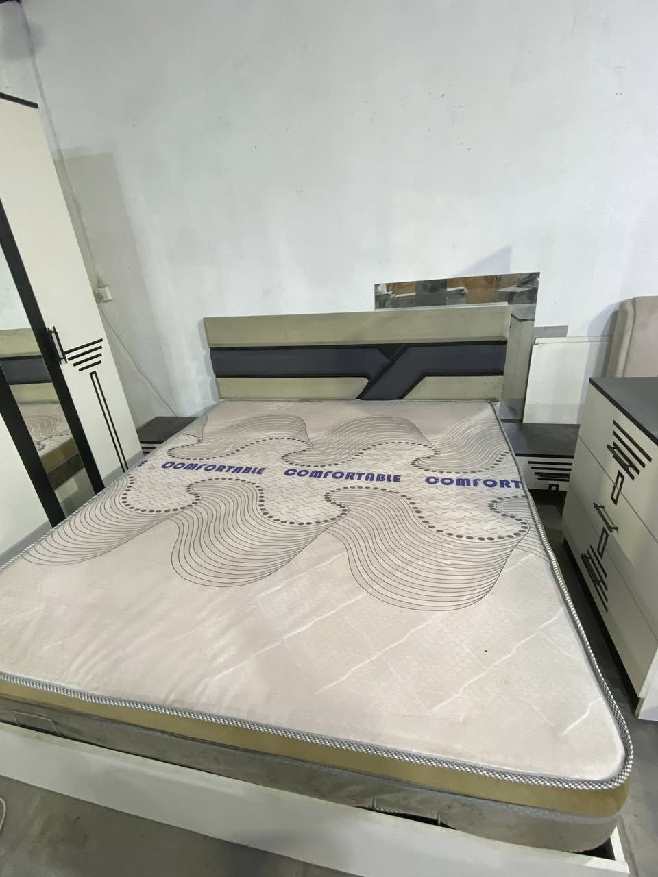 السلام عليكم غرفه تركيا للبيع (5) قطع الغرفه اخت الجديده استعمال قليل الغرفه عدا الدوشك سعرها 400 وبيها مجال العنوان السيديه بشارع الصناعه قرب كراج الرحمن ***********
