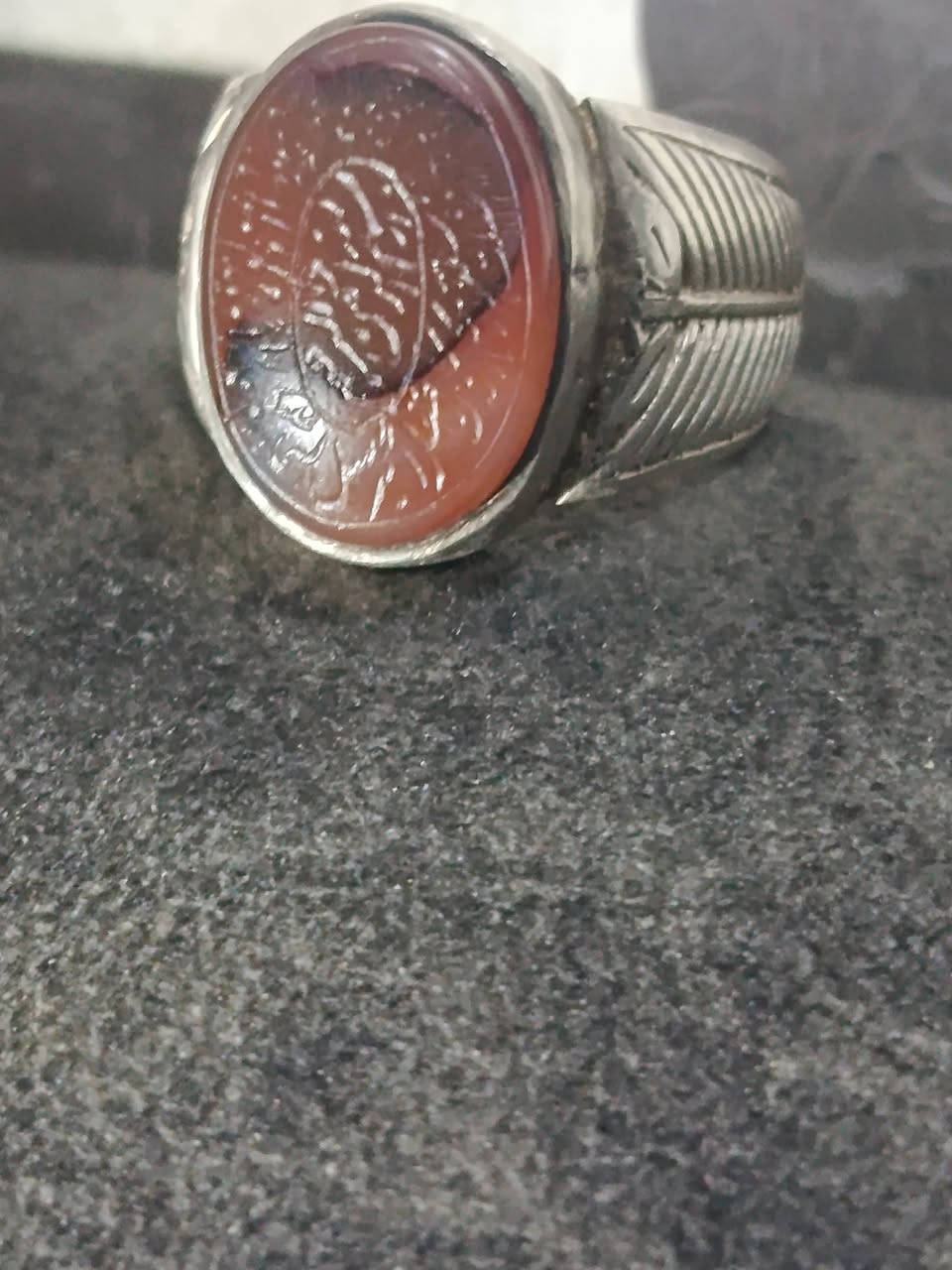 يماني طبيعي صياغه ثقيله 
مخطوط 
حر 
قياس 24 /25
وزن 19.38 غرام 
***********
الامين الثانيه 
السعر 75 الف   محابس حلوه ماكو بالسوك والحلو غالي الي ميعجبه السعر  ما مجبور ابرر
