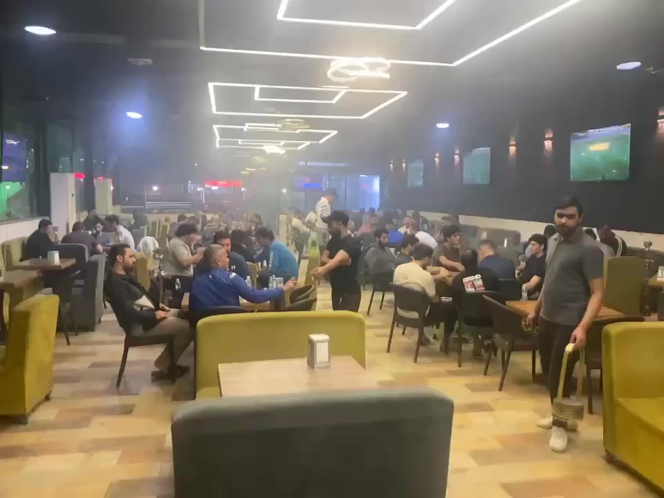 🔥 فرصة استثمارية مميزة – بيع كوفي شوب جاهز 🔥

للبيع كوفي شوب بموقع ممتاز في البنوك – شارع المشاتل، بمساحة تتجاوز 1000 م² تقريبًا، مناسب للاستثمار بعدة مشاريع (كوفي شوب، مطعم كبير، جيم، أو أي مشروع استثماري آخر).

المواصفات والتجهيزات:

قاعة أمامية واسعة جاهزة للعمل

مساحة خلفية كبيرة تصلح لإنشاء حديقة جميلة أو جلسات خارجية

عدد 136 نركيلة بابلي كاملة

عدد 9 شاشات بلازما

سبالت تبريد نوع كنتوري

مولد كهرباء كبير

تانكي كاز سعة 1000 لتر

بناء إضافي في مقدمة الموقع (كان مطعم سابقًا) يصلح للتطوير أو إعادة التشغيل

الموقع حيوي ومناسب لمشاريع كبيرة ومربحة، وقابل للتطوير حسب فكرة المستثمر.

📍 الموقع: البنوك – شارع المشاتل📞 للاستفسار والتفاصيل والسعر: يرجى التواصل على الخاص أو الاتصال مباشرة.***********
