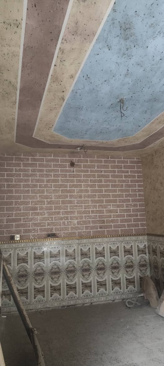 بيت للبيع حي المنتظر شارع المدارس الفرع الي مقابيل مطعم دعبول مساحة ٩٠م بناء طابوك طابقين خدمات كامله السعر ٣٨ للاتصال ***********

