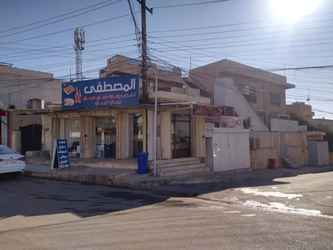 دار للبيع تجاري
السعر 430

 في حي الحدباء مقابل جامع الغفران  سايدين المركز

- مساحة 240م ركن واجه 12

العمق 22

طابق الاول 

- 2 غرفه نوم + هول  + مطبخ + صحيات + كراج كبير

-طابق الثاني (معزول عن الاول) درج خارجي و باب معزول

2غرف نوم +مطبخ+صالة معيشة صحيات وصطح ناصي 

- يحتوى الدار على 5 محلات أربعة منها مؤجرة 

- يمكن بناء شقة فوق المحلات و الكراج و الصطح مساحة 75 متر و باب معزول وذالك يصبح محل اخر هو الكراج

- سند العقار جديد طابو الزهور ملك صرف

- سند العقار جديد طابو الزهور ملك صرف بسم شخص واحد 

للستفسار الاتصال على الرقم

غير متواجد على مواقع التواصل الاجتماعي 

***********

***********
