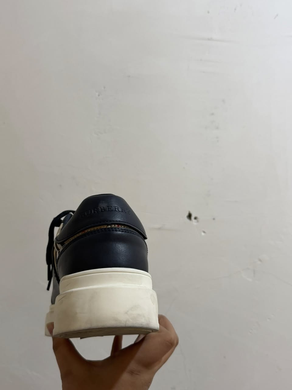 السلام عليكم
للبيع حذاء ماركة بربري (Burberry) صناعة بريطانية اصلية ماستر كوالتي مستخدمة فقط مره واحده قياس ٤١

الدبان طبي

الي يريد يشتريها يراسلني ماسنجر

السعر اذا تشتري جديدة 

(٢٨-٣٢) الف دينار

سعر هاي المستخدمة

١٨ الف دينار

بيها مجال بسيط

عنواني السماوة

التفاصيل الي يريد يشتري يراسلني ماسنجر


**إذا كنت صاحب هذا الإعلان وتريد حذفه لأي سبب، رجاءا أرسل رسالة إلى الدعم الفني**