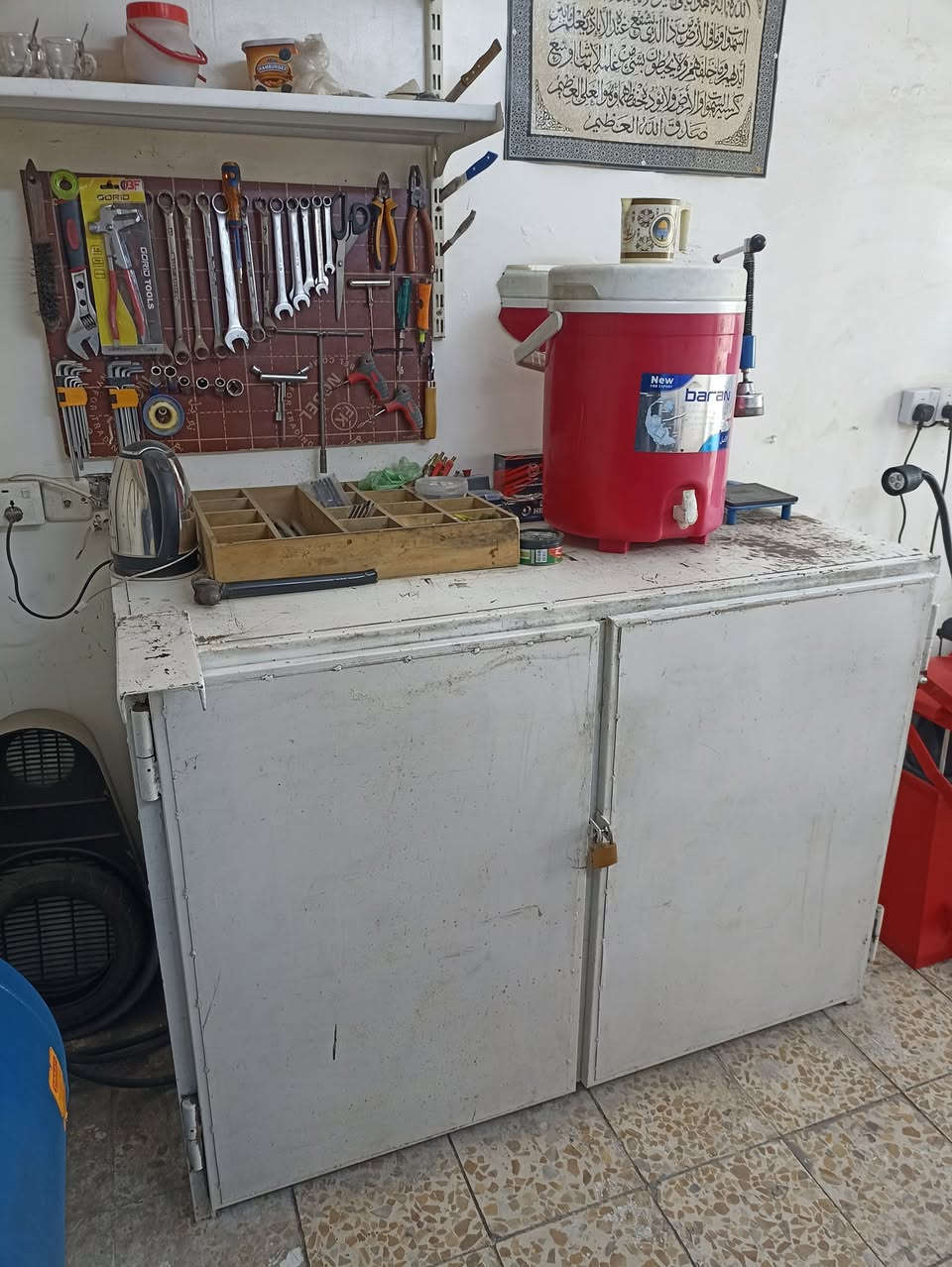 محل بنجر او دهن للبيع غراض خوات الجدد مستعملات شي قليل 
اي استفسار عله الرقم ***********
