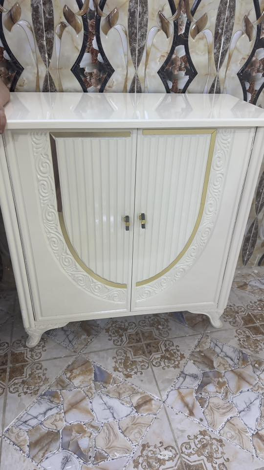 سلام عليكم غرفة نجاره عراقيه جديده  للبيع 10قطع للتواصل ***********
