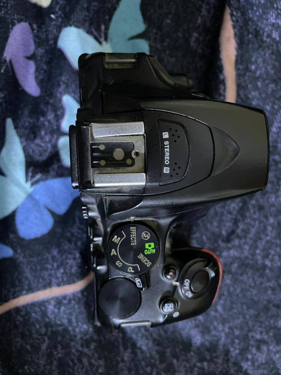 للبيع: كاميرا Nikon D5500 مع عدسة 18-140mm VR
​أهم مواصفات الكاميرا (Nikon D5500):
​دقة التصوير: 24.2 ميجابكسل (تعطيك صوراً واضحة جداً وتفاصيل دقيقة حتى عند التكبير).
​الشاشة: شاشة 3.2 بوصة بالكامل لمس (Touch) ومتحركة بجميع الاتجاهات (تفيد جداً في تصوير السيلفي والفلوقات).
​الاتصال: تحتوي على Wi-Fi مدمج (تسمح لك بنقل الصور فوراً للموبايل والتحكم بالكاميرا عن بعد).
​تصوير الفيديو: دقة Full HD بسرعة تصل إلى 60 إطار في الثانية (حركة الفيديو تكون ناعمة واحترافية).
​الفوكس (Focus): نظام فوكس سريع بـ 39 نقطة تركيز، ممتاز لتصوير الأجسام المتحركة.
​الوزن: تصميم "مونوكوك" خفيف جداً، مريحة للحمل في السفر والطلعات الطويلة.
​مواصفات العدسة الشاملة (18-140mm VR):
​المدى: عدسة شاملة (All-in-one) تعطيك زاوية عريضة للمناظر الطبيعية وزوم قوي للصور الشخصية (Portrait) وتقريب الأشياء البعيدة.
​مانع الاهتزاز (VR): نظام تقليل الاهتزاز يساعدك على التقاط صور حادة حتى لو كانت يدك ترجف قليلاً أو في الإضاءة الضعيفة.
​جودة الزجاج: تحتوي على عناصر زجاجية (ED) لمنع تشوه الألوان وضمان أعلى نقاء للصورة.
​نقاط قوة تذكرها في إعلانك (حسب صورك):
​عدسة مطورة: اذكر أنها ليست العدسة التقليدية (18-55)، بل العدسة الأغلى والأقوى (18-140).
​نظافة الحساس: إذا كان الحساس نظيفاً، اذكر ذلك.
​الملحقات: اذكر إذا كان معها (الحقيبة، الشاحن الأصلي، البطارية، الذاكرة).
سعر 550 الف وبيها مجال مكاني بغداد واكو توصيل
للتواصل *********** واكو واتساب
