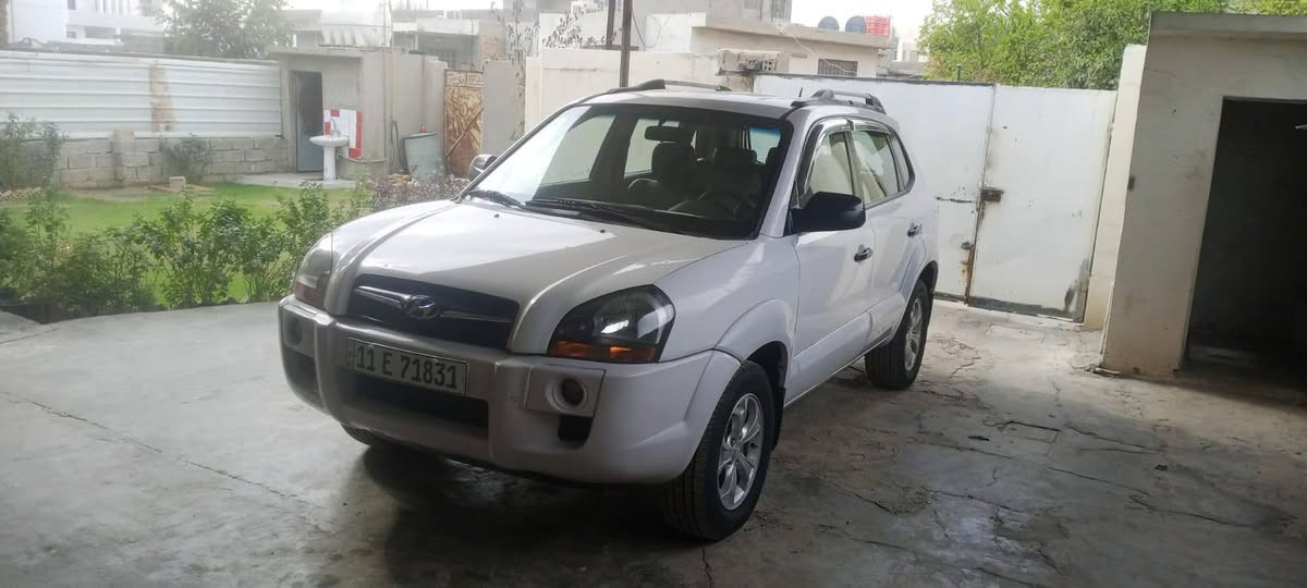 توسان موديل ٢٠٠٩ خليجي
رقم بغداد جديد 
سياره حلوه و جاهزه 
محرك كير مكفول 
بيها جاملق امامي رش فقط بدون ضربه  
مكانها بغداد الغزاليه 
السعر ١١٧ وبيها مجال بسيط 
‏‪***********‬‏
