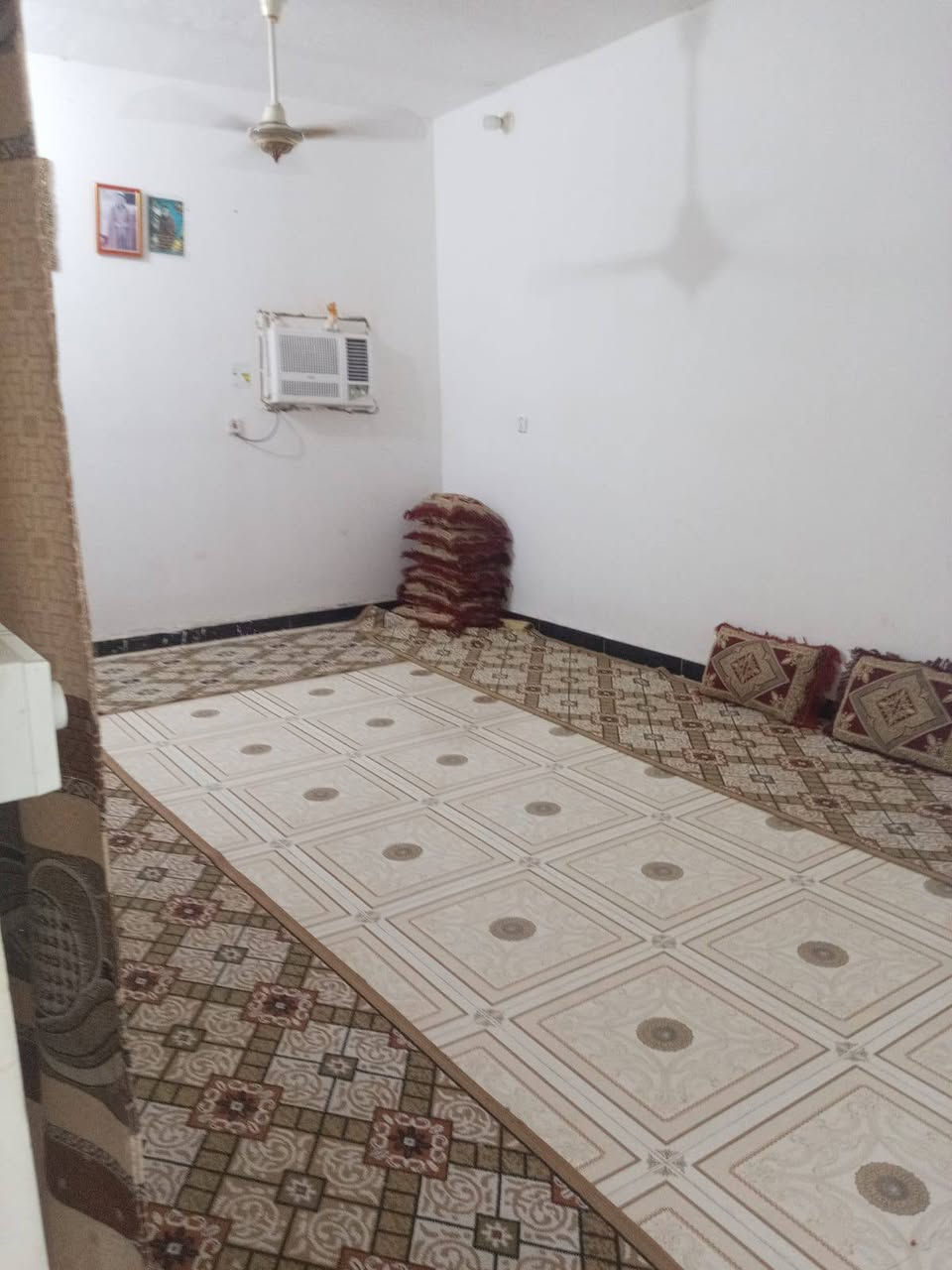 سلام عليكم. دار سكن زراعي للبيع منطقة ال أبو حجر مساحة ٢٠٠م عكاده بناء جديد طابوك جاهز للسكن قرب عمارة العلوية ام غيداء .غرفتين وصاله ومطبخ وبراني وصحيات جاهز للسكن السعر ٣٠ وبي مجال استفسار اتصال*********** أو واتساب ونكون بخدمتكم
