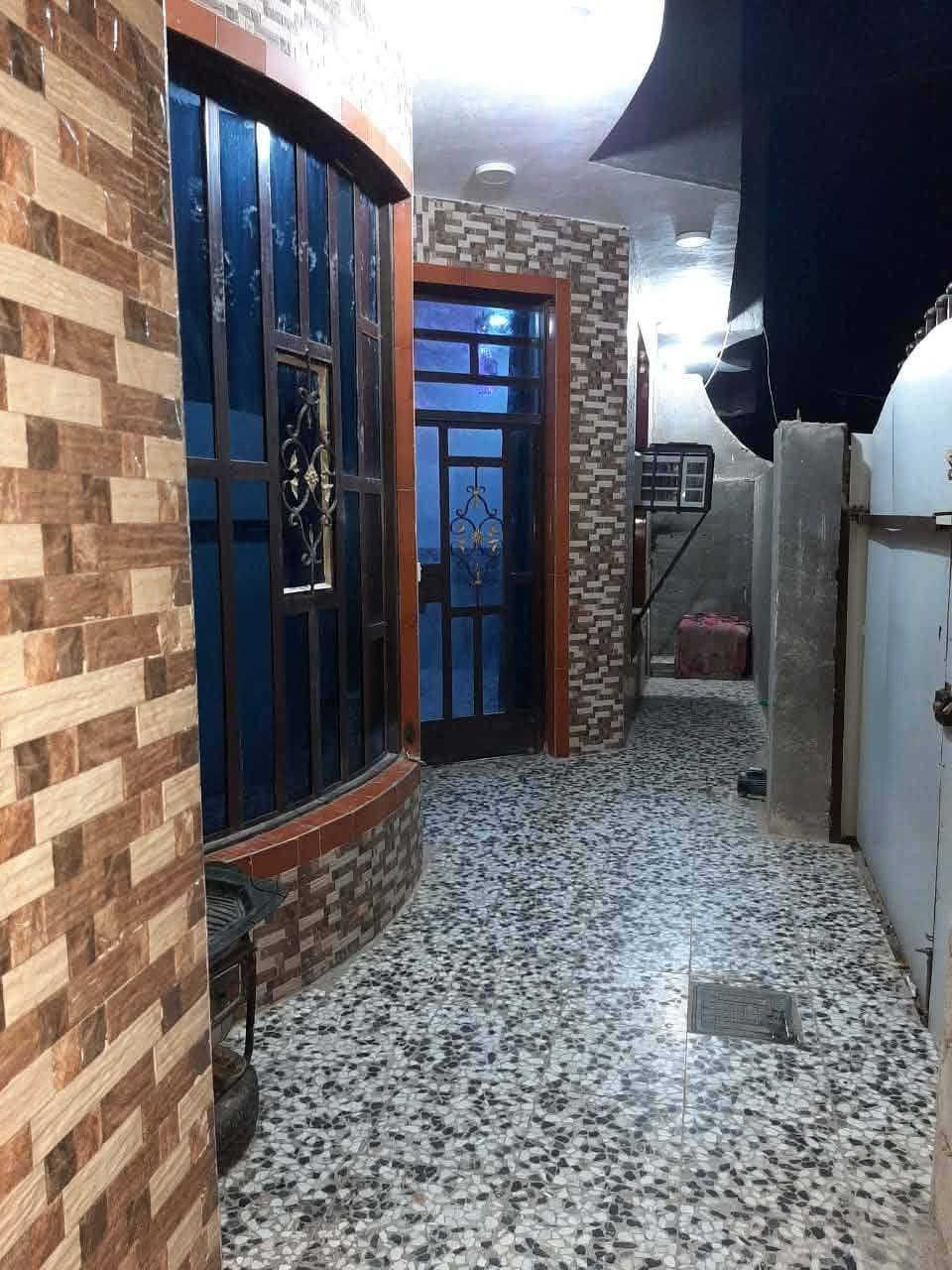 دار للبيع مساحه 125متر مربع سند 25واجهيه 13نزال 10يحتوي على غرفه نوم وصاله وهول ومطبخ ومجمع صحيات داخليه وخارجيه شارع 80حي الصدرين قرب الساده ابو خطه سعره 67 بي مجال استفسار مراسله ***********

