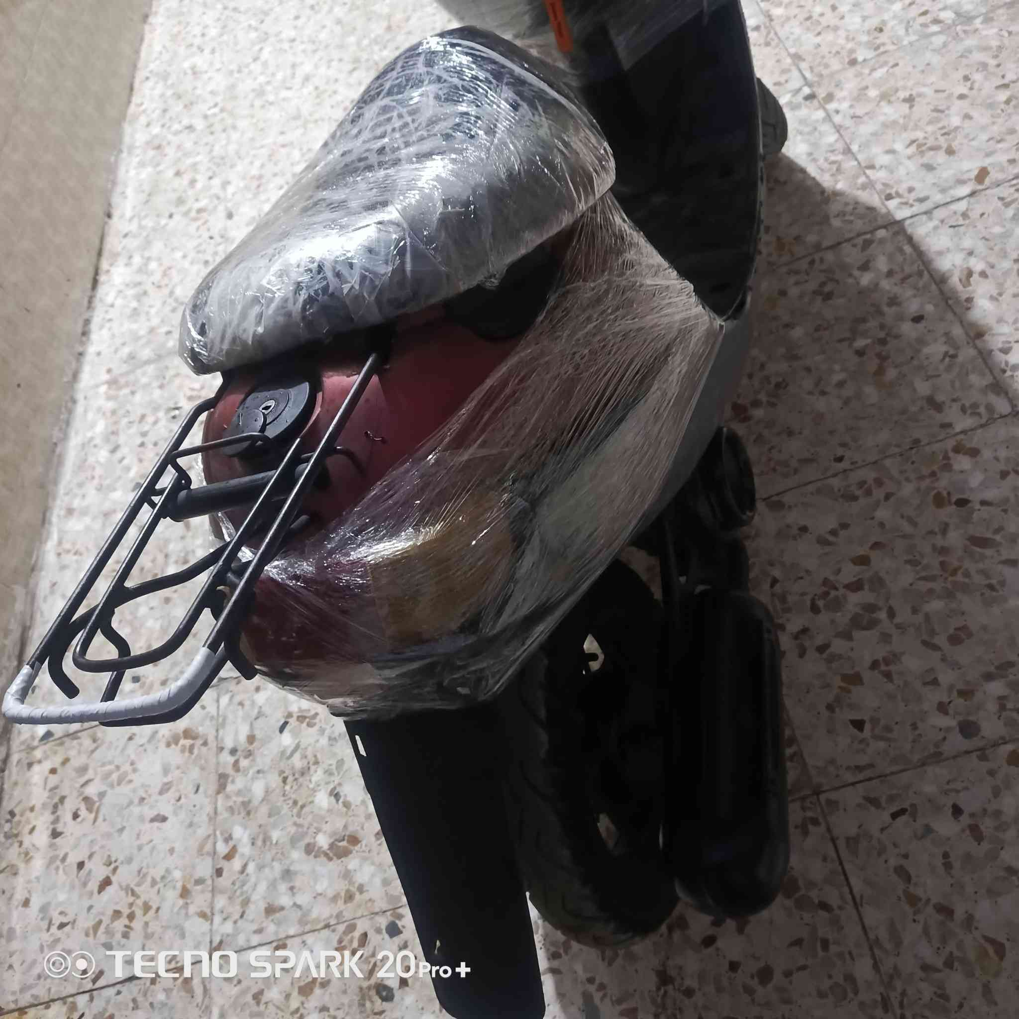 للبيع مكان بغداد بلديات
دراجه بطه نضيفه سرعته 60
كامله مكمله  نقصهه بس كعكه مال صالونصه لأن صوته عالي
شلعته حلوه معدل صاروخ دراجه شغاله سعر 150وبيها مجال رقمي *********** @الجميع
